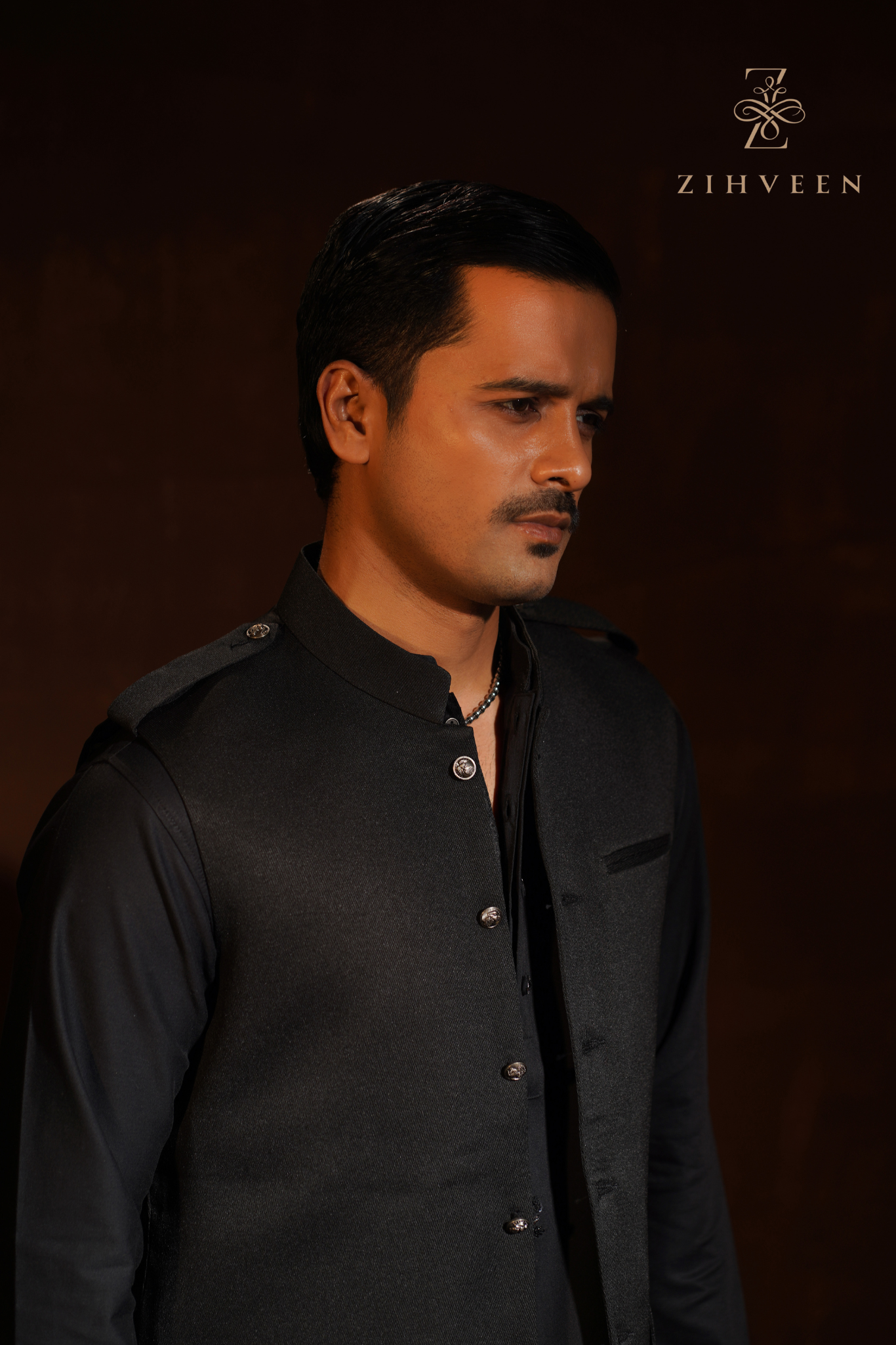 Black vest with shoulder loop and elegant button - view 2
